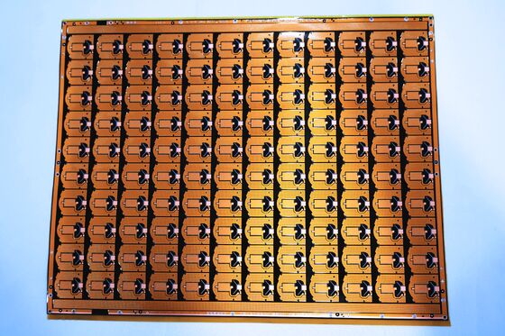 Διπλό στρώμα FPC με πλάτος γραμμής 0,1 mm Min. και υψηλή ευελιξία για συμπαγές διπλό πλευρικό σχέδιο